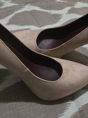 BCBG 8 1/2 Suede Bare Pink Color Great Condition